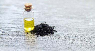 Siyah kimyonun temel yağı. Seçici odaklanma. Doğa