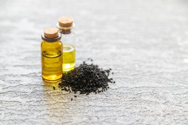 Siyah kimyonun temel yağı. Seçici odaklanma. Doğa