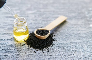 Siyah kimyonun temel yağı. Seçici odaklanma. Doğa