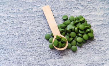 Yeşil klorella ve spirulina hapları. Seçici odaklı içecek
