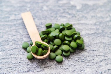 Yeşil klorella ve spirulina hapları. Seçici odaklı içecek