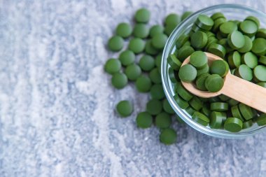Yeşil klorella ve spirulina hapları. Seçici odaklı içecek