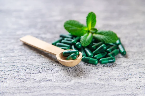 Homeopati bitkileri. Bitkisel yatıştırıcılar. Seçici odaklı tıbbi ilaçlar.