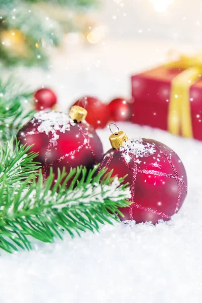 Karácsonyi háttér üdvözlő kártya gyönyörű dekoráció. Szelektív fókusz. Nyaralás. — Stock Fotó