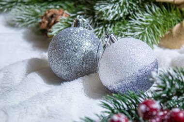 Güzel dekorlu Noel arkaplan tebrik kartı. Seçici odak.