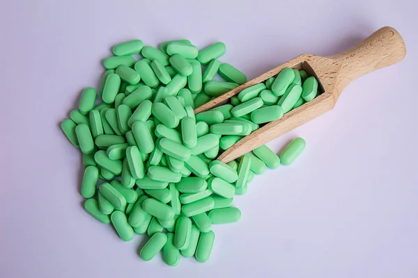 栄養補助食品として使用されるビタミン錠緑の錠剤 選択的な焦点 — ストック写真