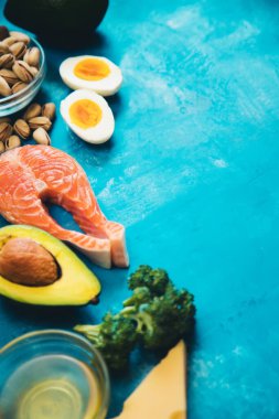 Keto diyeti, mavi arka planda yemek. Seçici odaklanma. Doğa.