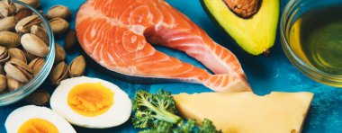 Keto diyeti, mavi arka planda yemek. Seçici odaklanma. Doğa.