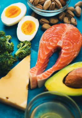 Keto diyeti, mavi arka planda yemek. Seçici odaklanma. Doğa.