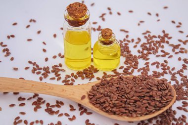 Bir kase keten tohumu ve keten tohumu yağı..