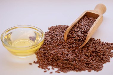 Bir kase keten tohumu ve keten tohumu yağı..