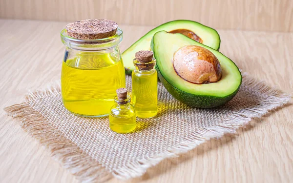 Ahşap arka planda avokado ve avokado yağı. Seçici odaklanma. Yemek