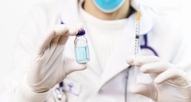 Şırıngayı ilaçla dolduran doktor, yakın çekim. Aşı ve bağışıklık. Seçici odaklanma. Aşı.