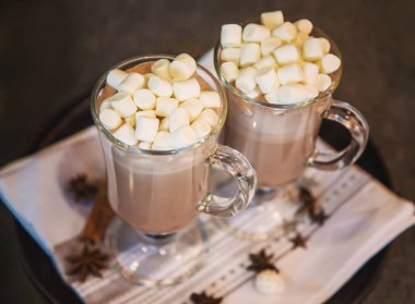 Noel arkaplanında marşmelov olan kakao. Seçici odaklanma. İç..