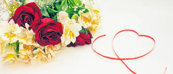 Kunstbanner Design Aus Roten Rosen Und Dem Papierherz Valentinstag Tasse — Stockfoto