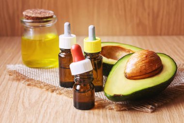 Ahşap arka planda avokado ve avokado yağı. Seçici odaklanma. Yemek