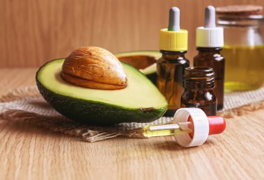 Ahşap arka planda avokado ve avokado yağı. Seçici odaklanma. Yemek