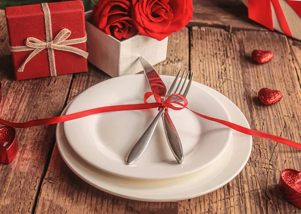 Sevgili için romantik bir akşam yemeği. Seçici odaklanma. Tatil