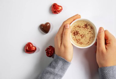Aşıkların elinde kahvaltı için bir bardak içki. Seçici odaklanma.