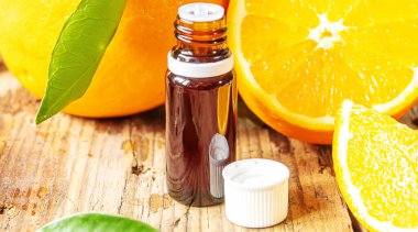 Ahşap zemin üzerinde turunçgiller olan esaslı aroma yağı. Seçici odaklanma. Doğa.