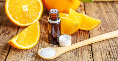 Ahşap bir arka planda sitrik asit. Seçici odaklanma. Doğa.