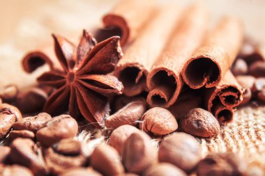 Anise yıldızları ve tarçın kızarmış kahve çekirdekleri üzerinde. Seçici odak noktası.