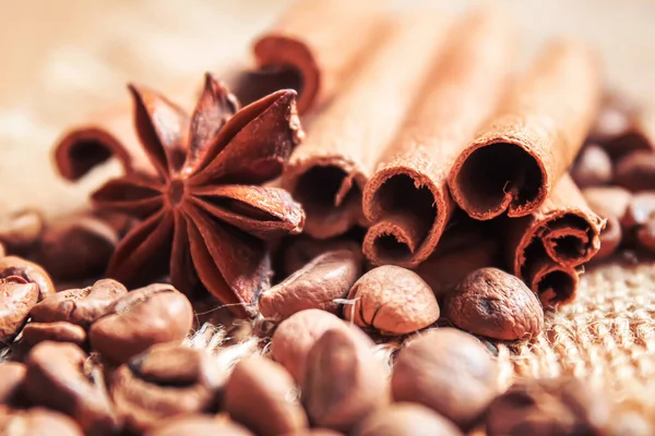 Anise yıldızları ve tarçın kızarmış kahve çekirdekleri üzerinde. Seçici odak noktası.