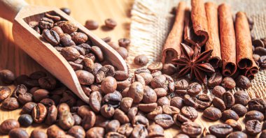 Anise yıldızları ve tarçın kızarmış kahve çekirdekleri üzerinde. Seçici odak noktası.