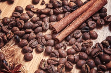 Anise yıldızları ve tarçın kızarmış kahve çekirdekleri üzerinde. Seçici odak noktası.