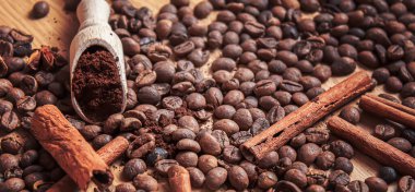 Anise yıldızları ve tarçın kızarmış kahve çekirdekleri üzerinde. Seçici odak noktası.