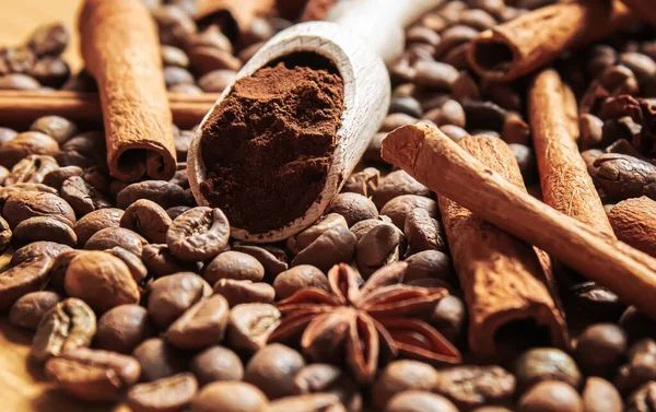 Anise yıldızları ve tarçın kızarmış kahve çekirdekleri üzerinde. Seçici odak noktası.