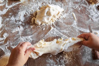 Bir çocuk kurabiye yapar. Seçici odaklanma. Yemek