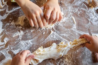 Bir çocuk kurabiye yapar. Seçici odaklanma. Yemek