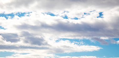 Bulutlu mavi gökyüzü seçici odaklanma doğası