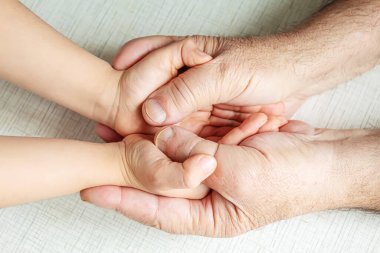 Yaşlı adam çocuğun elini tutuyor. seçici odak insanlar