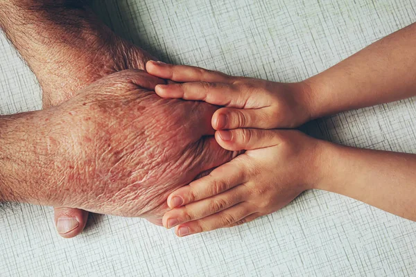 Een Oude Man Die Handen Van Een Kind Vasthoudt Selectieve — Stockfoto