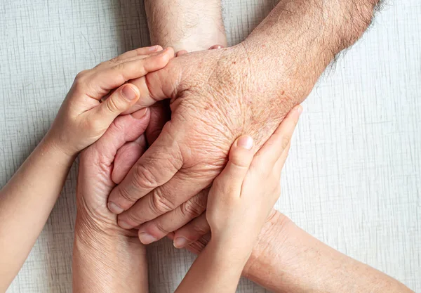 Een Oude Man Die Handen Van Een Kind Vasthoudt Selectieve — Stockfoto