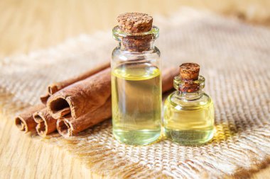 Şişede yıldız anason ve karika yağı. Seçici odaklanma. Doğa