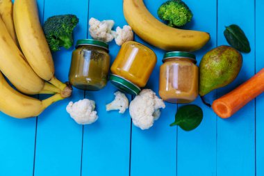 Meyve ve sebzeli çocuklar için püre. Seçici odaklanma. Yemek