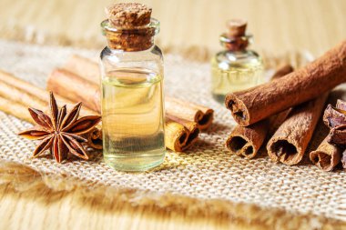 Şişede yıldız anason ve karika yağı. Seçici odak.