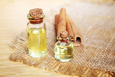 Şişede yıldız anason ve karika yağı. Seçici odak.