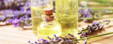 Lavanta yağı küçük bir şişede. Seçici odaklanma. Doğa.