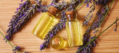 Lavanta yağı küçük bir şişede. Seçici odaklanma. Doğa.