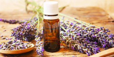 Lavanta yağı küçük bir şişede. Seçici odaklanma. Doğa.