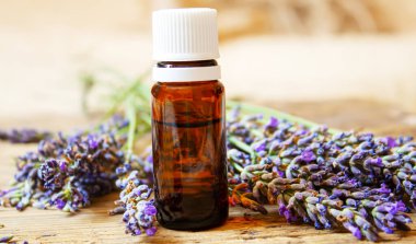 Lavanta yağı küçük bir şişede. Seçici odaklanma. Doğa.