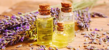 Lavanta yağı küçük bir şişede. Seçici odaklanma. Doğa.