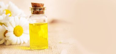 Papatya çayı, küçük bir şişe içinde yağmalama. Seçici odaklanma. Doğa 