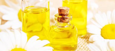 Papatya çayı, küçük bir şişe içinde yağmalama. Seçici odaklanma. Doğa 