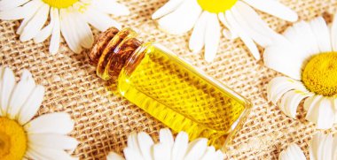 Papatya çayı, küçük bir şişe içinde yağmalama. Seçici odaklanma. Doğa 