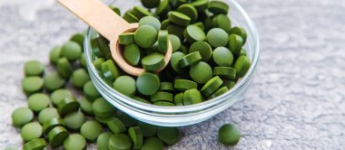 Yeşil klorella ve spirulina hapları. Seçici odaklı içecek